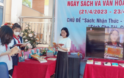 Giáo viên, học sinh trường THCS Phú La tích cực hưởng ứng Ngày hội đọc sách.