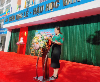 Cô Trần Thị Lệ Hà - Bí thư Chi bộ, Hiệu trưởng nhà trường lên phát động hưởng ứng Tuần lễ Học tập suốt đời năm 2023.