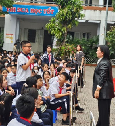 Truyền thông và tư vấn pháp luật cho học sinh trường THCS Phú La.