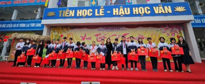 BGH trường THCS Phú La trao tặng quà cho học sinh có cố gắng khắc phục khó khăn vươn lên trong học tập.