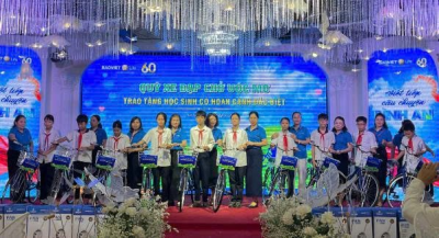 8 HỌC SINH CÓ HOÀN CẢNH KHÓ KHĂN CỦA TRƯỜNG THCS PHÚ LA NHẬN XE ĐẠP TỪ CHƯƠNG TRÌNH “QUỸ XE ĐẠP CHỞ ƯỚC MƠ”
