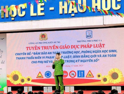 TRƯỜNG THCS PHÚ LA- CÔNG AN PHƯỜNG KIẾN HƯNG PHỐI  HỢP TUYÊN TRUYỀN PHÁP LUẬT VỀ AN TOÀN TRƯỜNG HỌC CHO HỌC SINH.