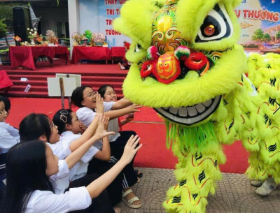 MỘT MÙA TRĂNG ĐƯỢC LÀM NÊN TỪ NHỮNG ĐÔI TAY NHỎ