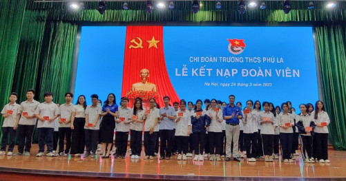 Lễ kết nạp đoàn viên mới cho học sinh lớp 9 THCS Phú La.