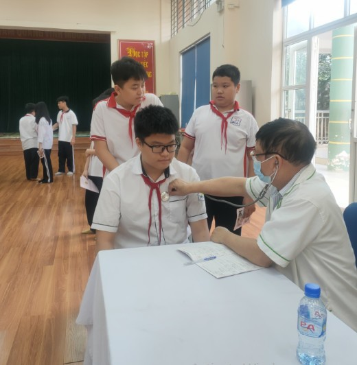 THCS Phú La tổ chức khám sức khỏe cho học sinh toàn trường.