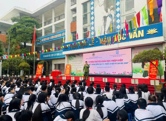 THCS Phú La đẩy mạnh phòng ngừa tệ nạn: Tuyên truyền ma túy và thuốc lá điện tử cho học sinh