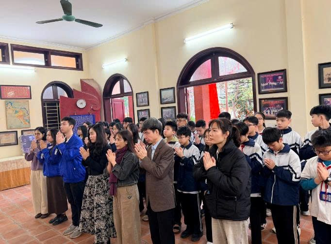 TRƯỜNG THCS PHÚ LA THẮP HƯƠNG TƯỞNG NIỆM LIỆT SỸ, DÂNG HƯƠNG TẠI NHÀ LƯU NIỆM BÁC HỒ NHÂN DỊP TẾT NGUYÊN ĐÁN 2026