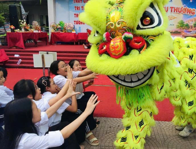 MỘT MÙA TRĂNG ĐƯỢC LÀM NÊN TỪ NHỮNG ĐÔI TAY NHỎ